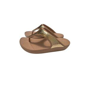 Womens Crocs Flip Flops Sz W7 Gold & Tan Comfort Sandals Metallic Strap